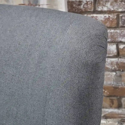 Poltrona a pozzetto con schienale alto e gambe in legno di betulla – 27L x 32,6P x 38,75A
