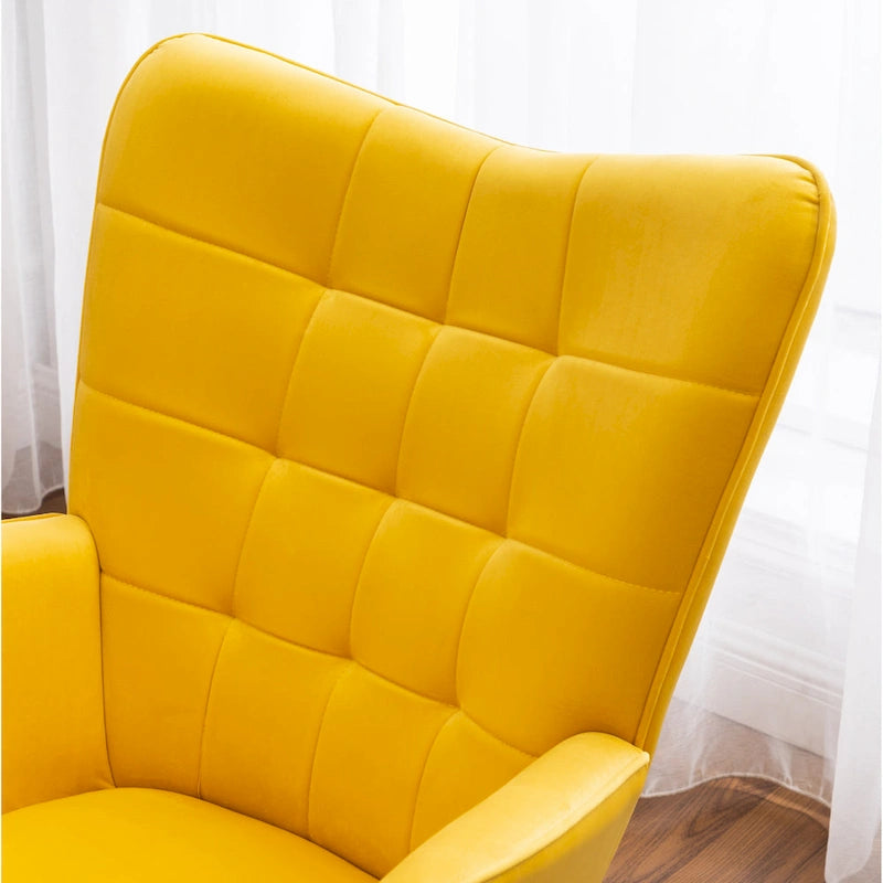 Poltrona d'accento trapuntata in velluto giallo con poggiapiedi abbinato e gambe in legno