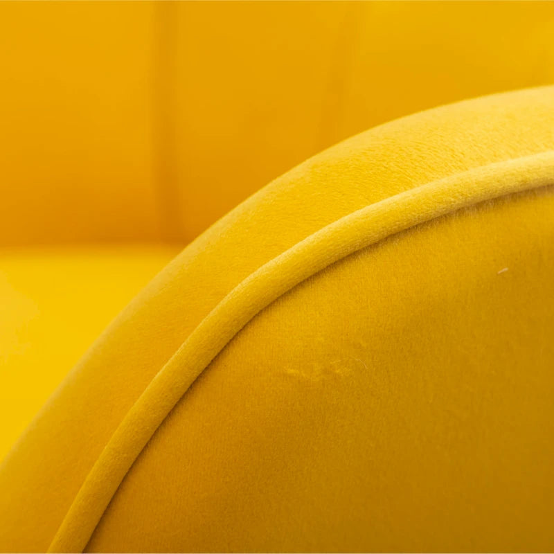 Poltrona d'accento trapuntata in velluto giallo con poggiapiedi abbinato e gambe in legno
