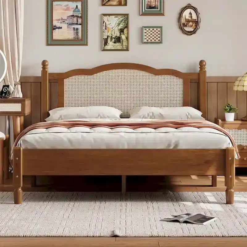Letto a piattaforma in legno con testiera in rattan naturale