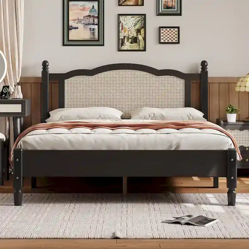 Letto a piattaforma in legno con testiera in rattan naturale