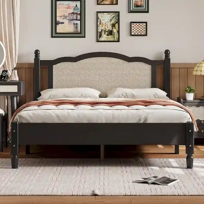 Letto a piattaforma in legno con testiera in rattan naturale