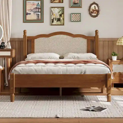 Letto a piattaforma in legno con testiera in rattan naturale