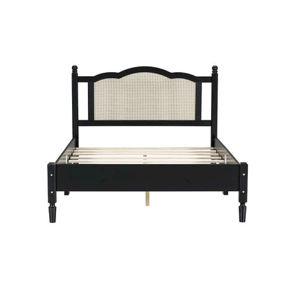 Letto a piattaforma in legno con testiera in rattan naturale