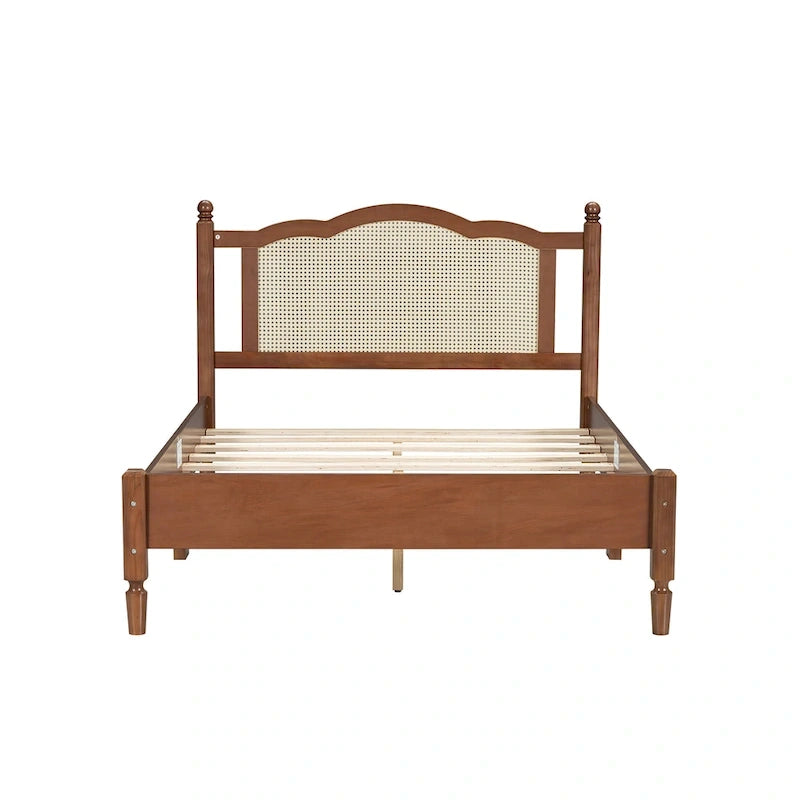 Letto a piattaforma in legno con testiera in rattan naturale