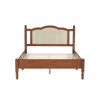 Letto a piattaforma in legno con testiera in rattan naturale