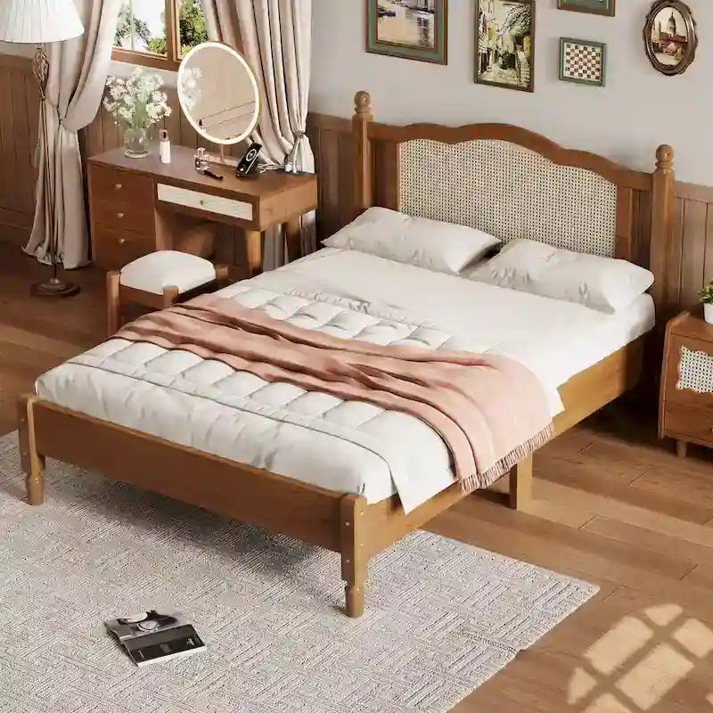 Letto a piattaforma in legno con testiera in rattan naturale