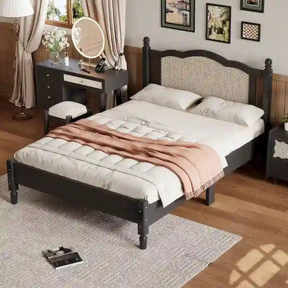 Letto a piattaforma in legno con testiera in rattan naturale