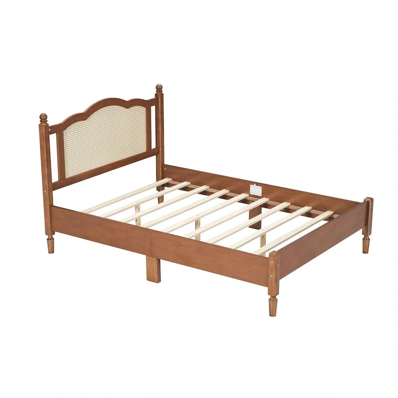 Letto a piattaforma in legno con testiera in rattan naturale