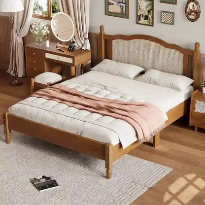 Letto a piattaforma in legno con testiera in rattan naturale