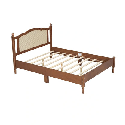 Letto a piattaforma in legno con testiera in rattan naturale