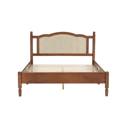 Letto a piattaforma in legno con testiera in rattan naturale
