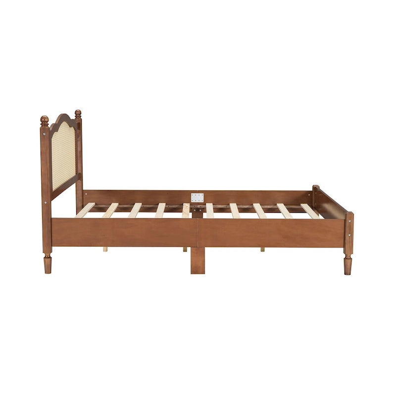 Letto a piattaforma in legno con testiera in rattan naturale
