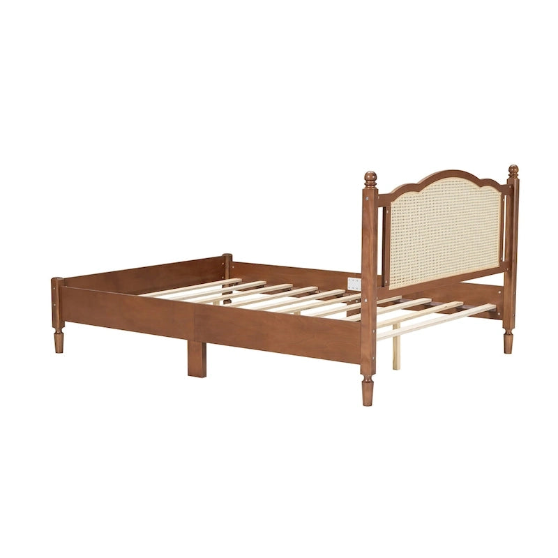 Letto a piattaforma in legno con testiera in rattan naturale