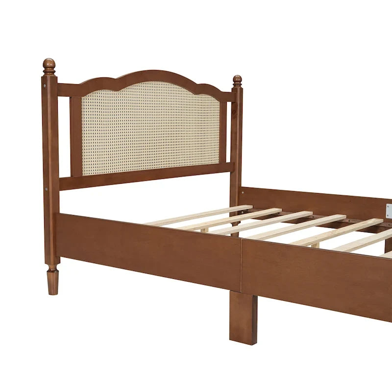 Letto a piattaforma in legno con testiera in rattan naturale