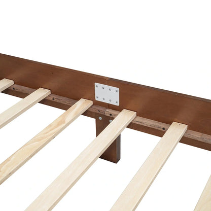 Letto a piattaforma in legno con testiera in rattan naturale
