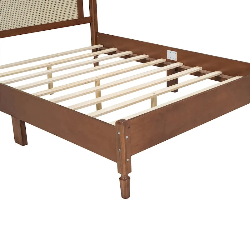 Letto a piattaforma in legno con testiera in rattan naturale