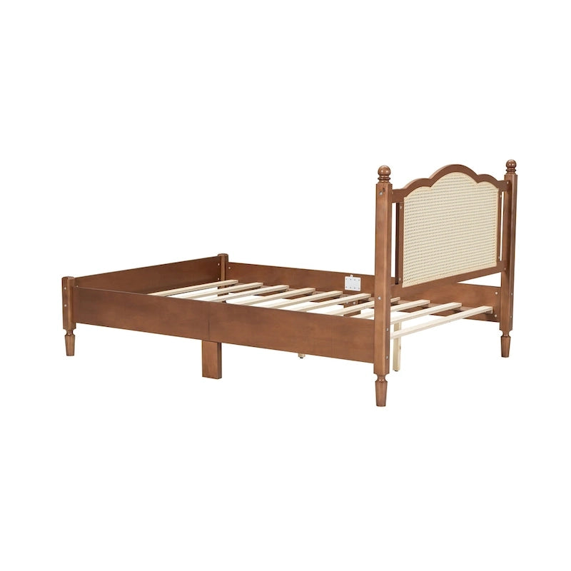 Letto a piattaforma in legno con testiera in rattan naturale