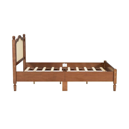 Letto a piattaforma in legno con testiera in rattan naturale