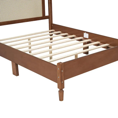 Letto a piattaforma in legno con testiera in rattan naturale