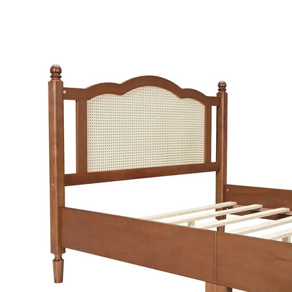Letto a piattaforma in legno con testiera in rattan naturale