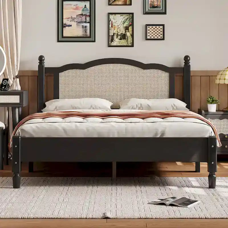 Letto a piattaforma in legno con testiera in rattan naturale