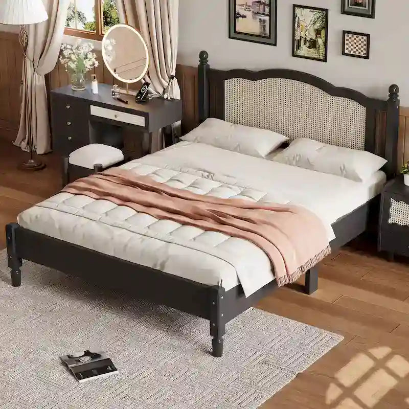 Letto a piattaforma in legno con testiera in rattan naturale