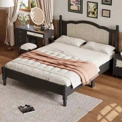 Letto a piattaforma in legno con testiera in rattan naturale