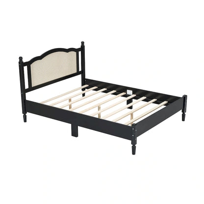 Letto a piattaforma in legno con testiera in rattan naturale