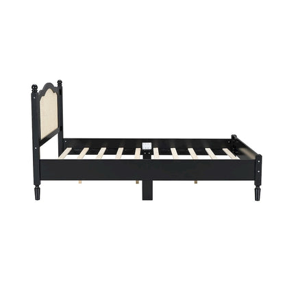 Letto a piattaforma in legno con testiera in rattan naturale