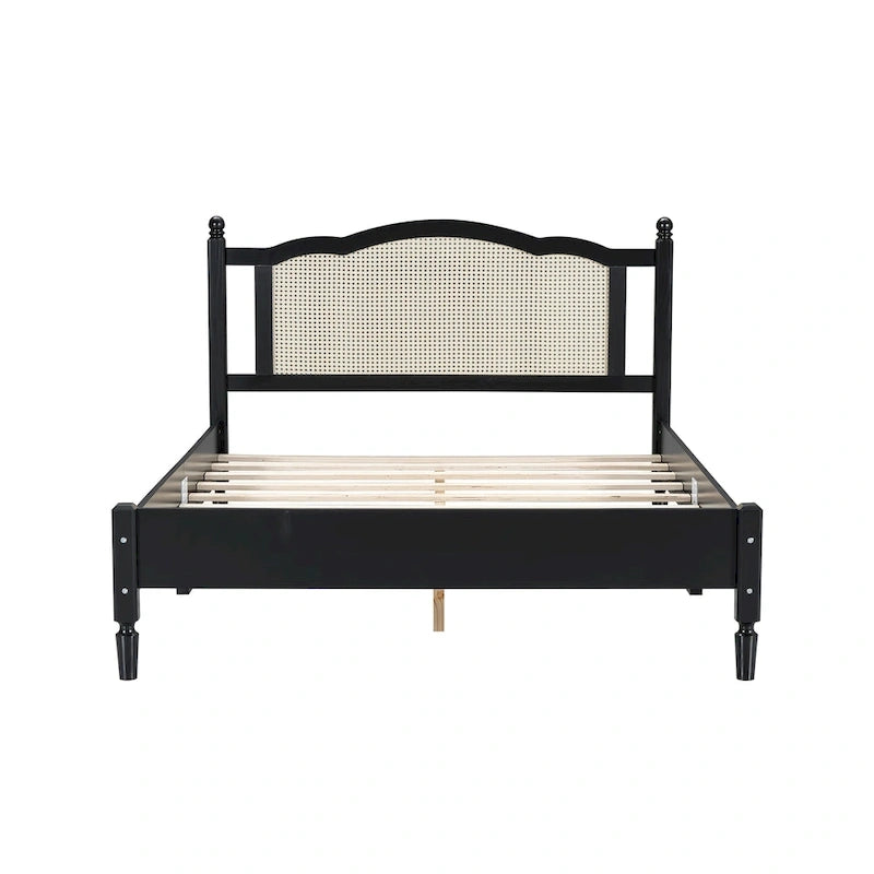 Letto a piattaforma in legno con testiera in rattan naturale
