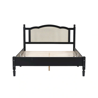 Letto a piattaforma in legno con testiera in rattan naturale
