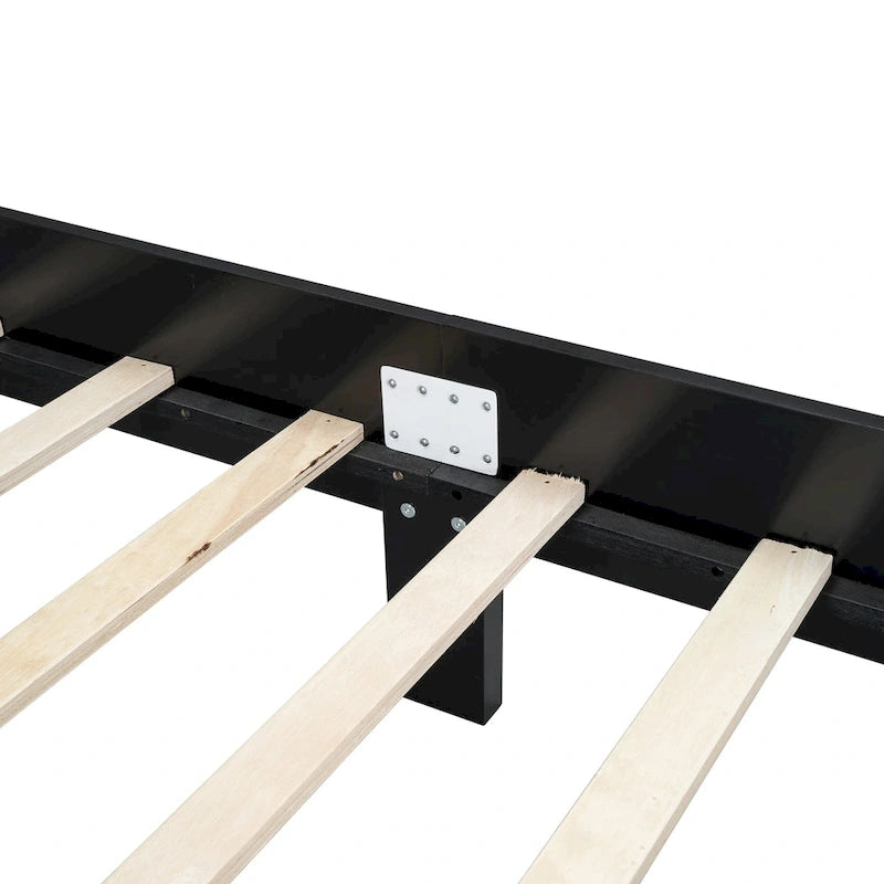 Letto a piattaforma in legno con testiera in rattan naturale