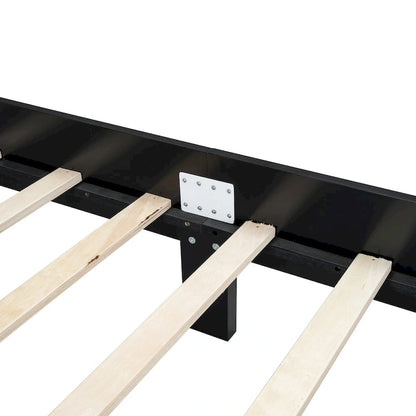 Letto a piattaforma in legno con testiera in rattan naturale