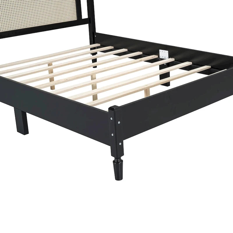 Letto a piattaforma in legno con testiera in rattan naturale