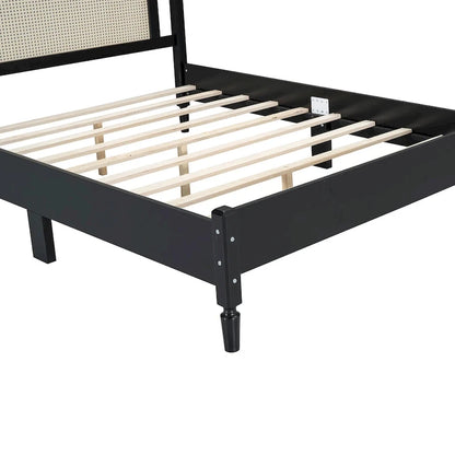 Letto a piattaforma in legno con testiera in rattan naturale