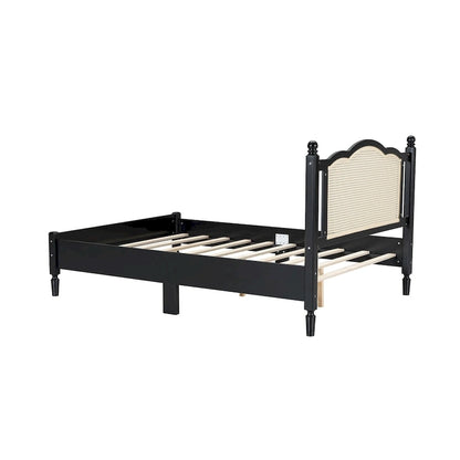 Letto a piattaforma in legno con testiera in rattan naturale