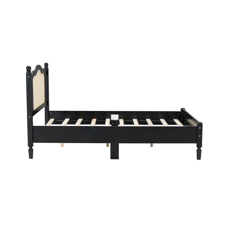 Letto a piattaforma in legno con testiera in rattan naturale