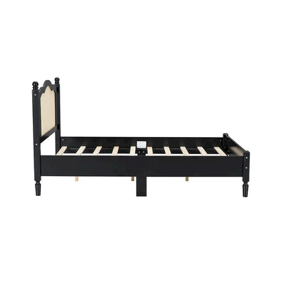 Letto a piattaforma in legno con testiera in rattan naturale