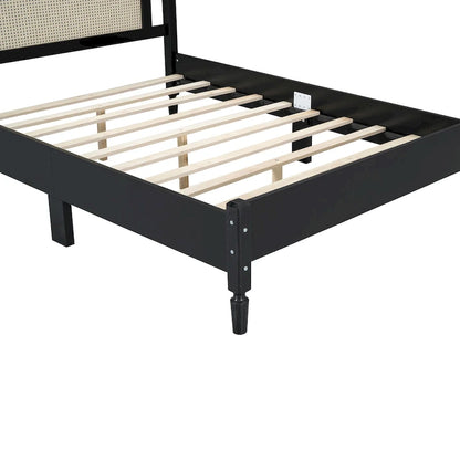 Letto a piattaforma in legno con testiera in rattan naturale
