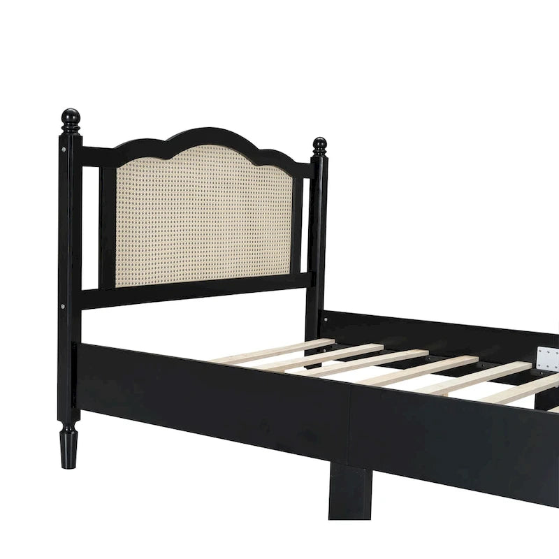 Letto a piattaforma in legno con testiera in rattan naturale
